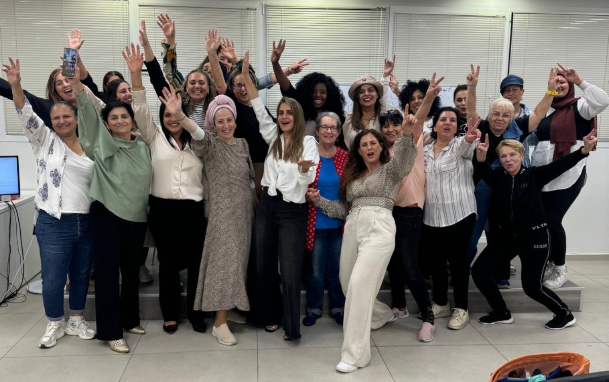 הצוות חוגג עם ידיים באוויר