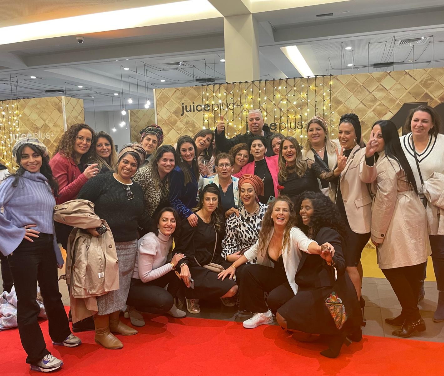 תמונה קבוצתית של הצוות במשרד